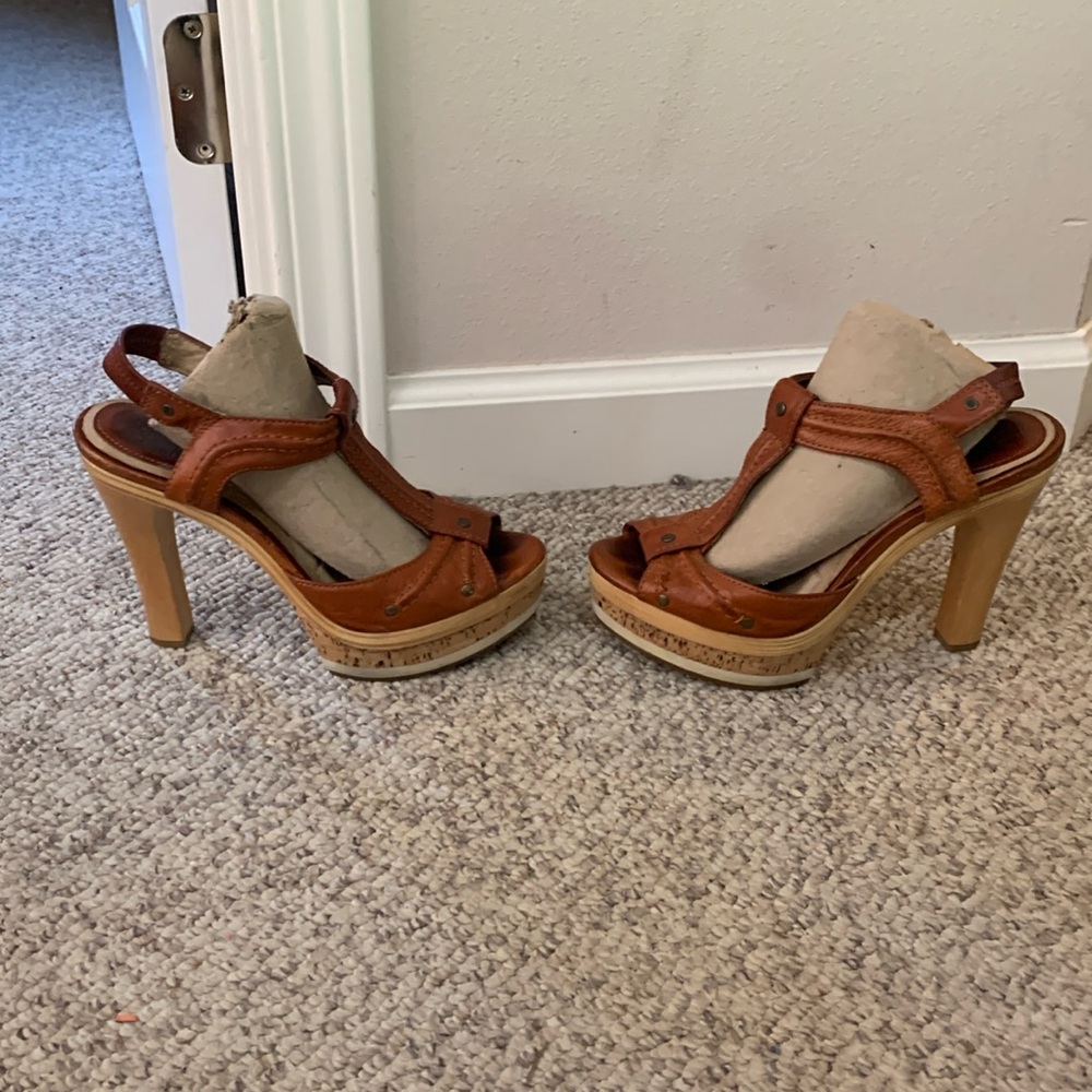 Vtg Frye chestnut Kara Trapunto platform 5 inch high heel peep toe sandals 7.5